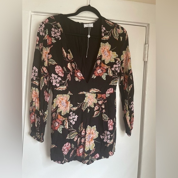 SAGE Black Long Sleeve Floral Short Romper Size Small - Picture 1 of 6